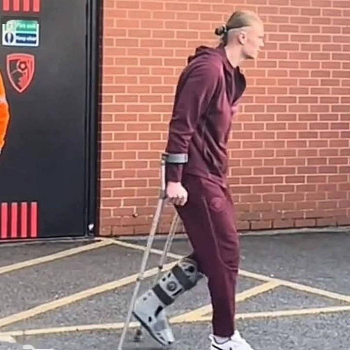 哈兰德伤情更新，曼城球星拄着拐杖离开球场