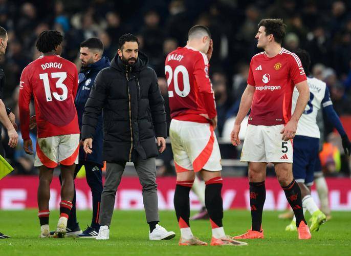 2亿神锋倒下！英超王座易主？利物浦曼联豪砸4000万，巴萨死守10亿天才